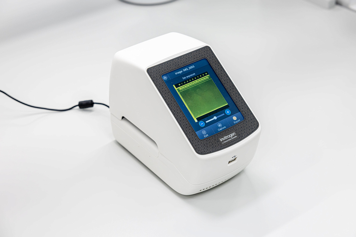 Invitrogen E-Gel Power Snap Electrophoresis System